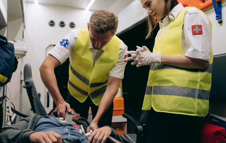 Oživljanje z defibrilatorjem. Foto: M. Nilov, Pexels