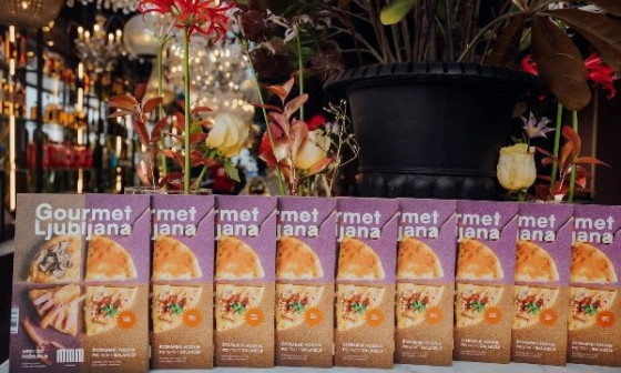 naslovnice revije postalvjene v vrsto