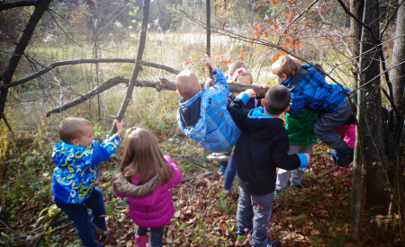 igranje in ucenje v gozdu, foto: Julijana Krizman, Vrtec Crnuce