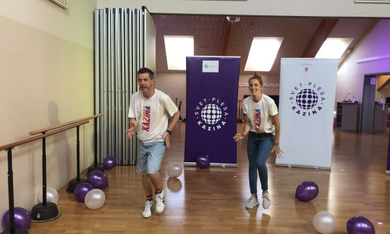 Inštruktorji plesa učijo otroke. Foto: Kazina