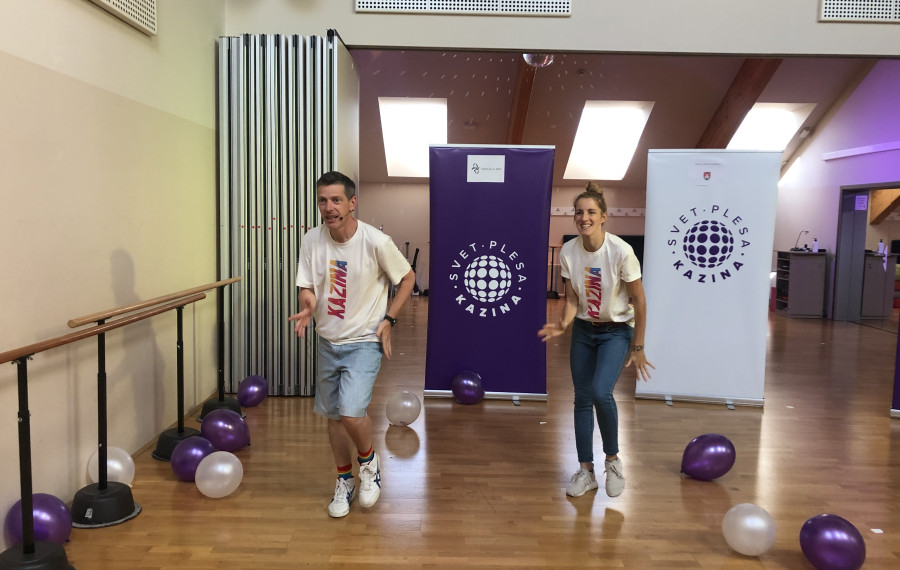 Inštruktorji plesa učijo otroke. Foto: Kazina