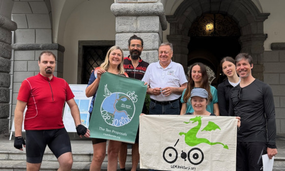 Župan Zoran Janković, kolesarji Štafete za podnebno pravičnost, kolesarski župan Ljubljane Matej Praprotnik in predstavnica Ljubljanske kolesarske mreže Iva Zozolly. Foto: arhiv MOL