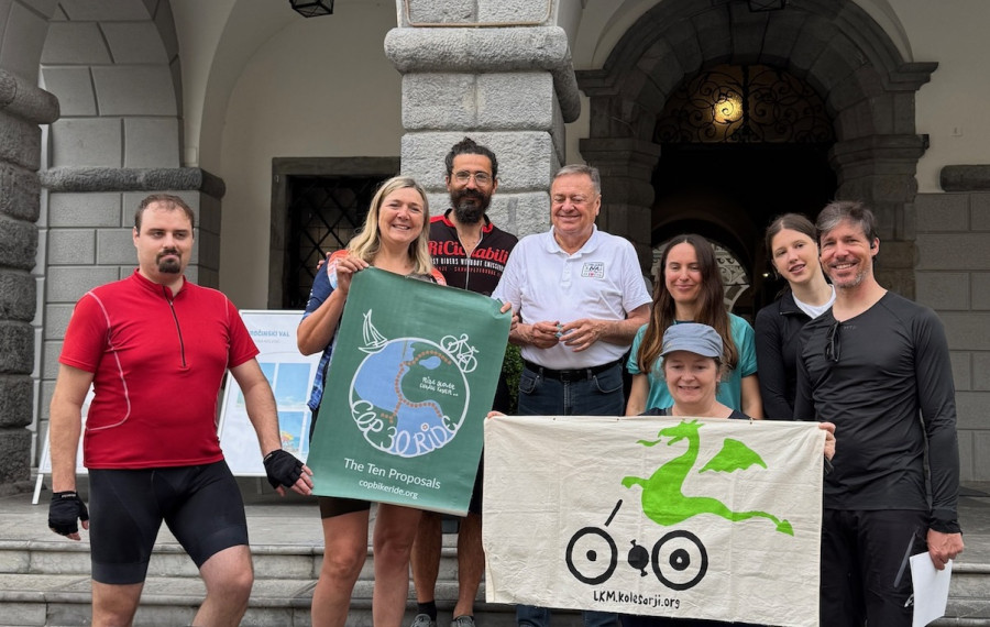 Župan Zoran Janković, kolesarji Štafete za podnebno pravičnost, kolesarski župan Ljubljane Matej Praprotnik in predstavnica Ljubljanske kolesarske mreže Iva Zozolly. Foto: arhiv MOL