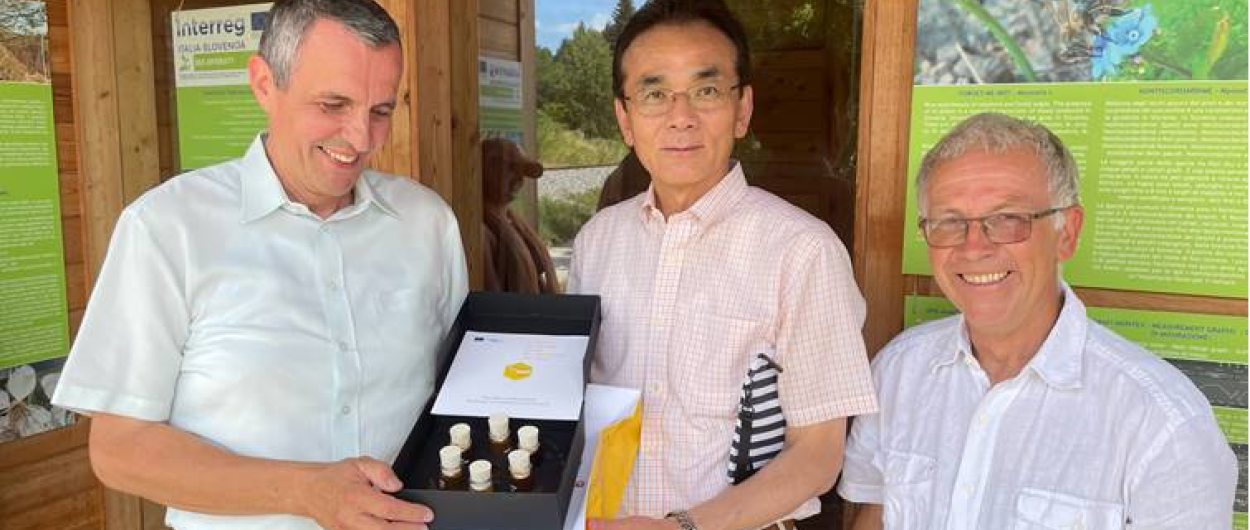 predaja darila japonskemu veleposlaniku