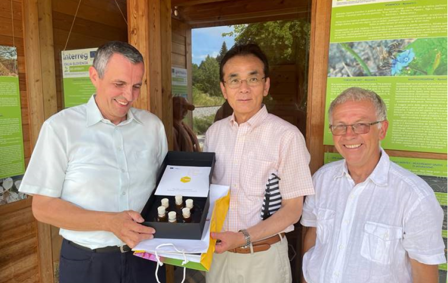 predaja darila japonskemu veleposlaniku
