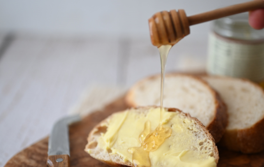 Kruh in med. Foto: E. Kubba, Pexels