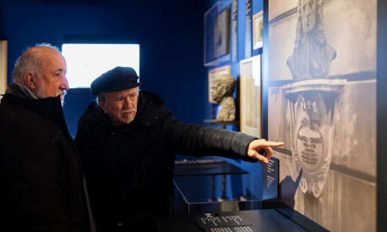 starejša gospoda si ogledujeta razstavo