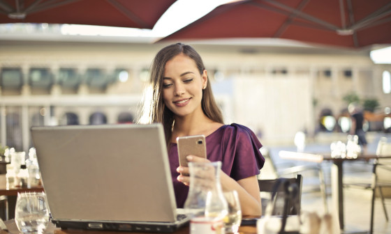 ženska sedi za računalnikom