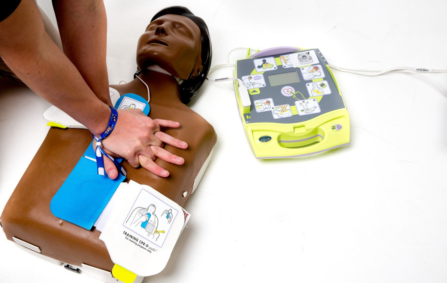 postopki ozivljanja defibrilator photo Illya Alvarado Diaz pixabay7