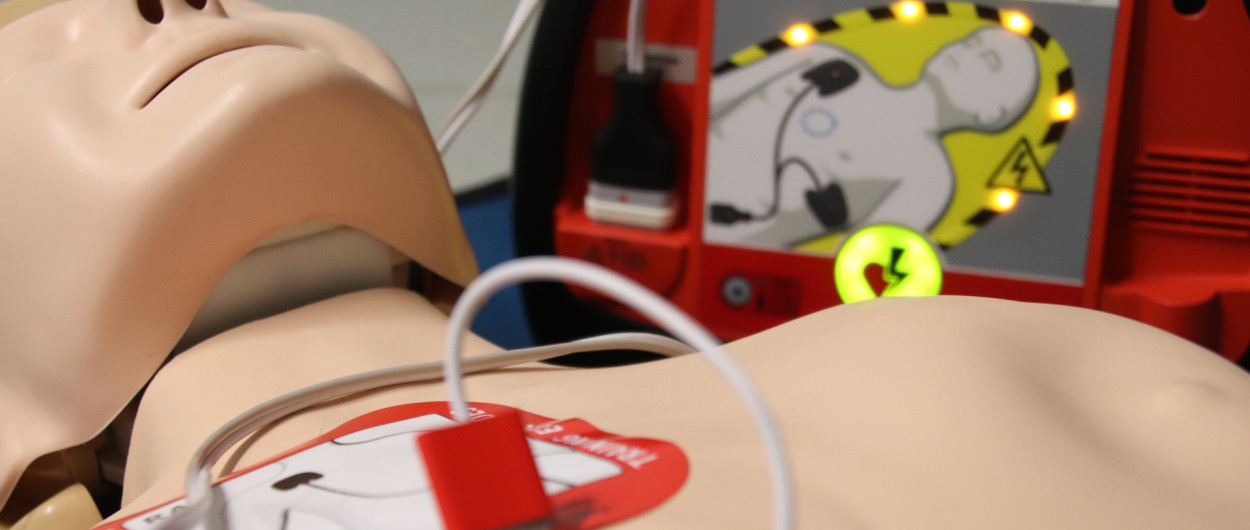 Postopek ozivljanja z defibrilatorjem. Foto: J. Rein, pixabay