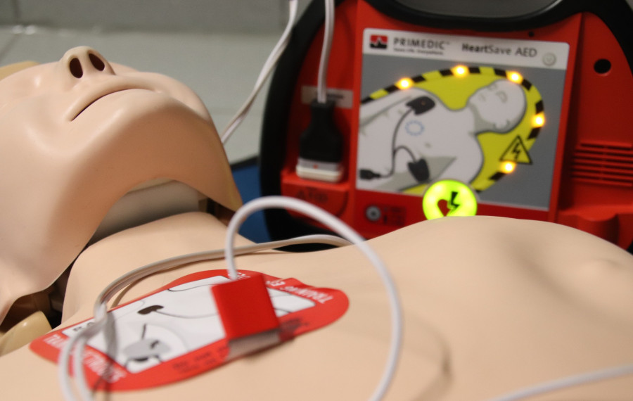 Postopek ozivljanja z defibrilatorjem. Foto: J. Rein, pixabay