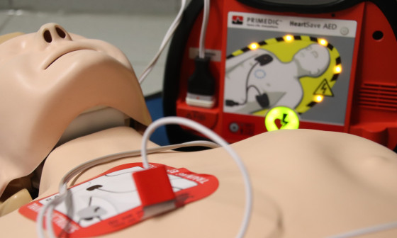 postopki ozivljanja defibrilator photo JamesRein pixabay5