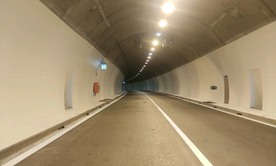 sveže prepleskan predor