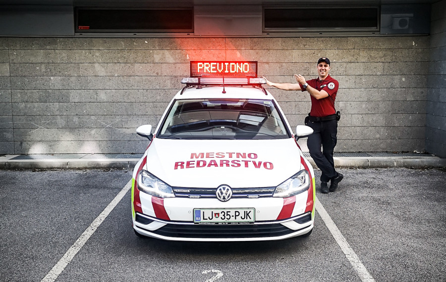 redar stoji ob službenem vozilu