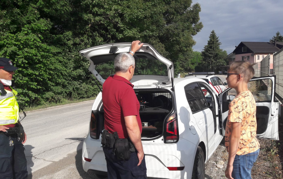 ogled službenega vozila mestnega redarstva 