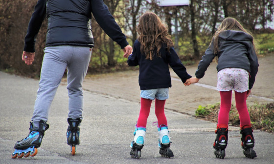 Družina na rolerjih. Foto: Pixabay