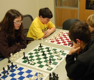 Otroci igrajo šah. Foto vir: MKLJ