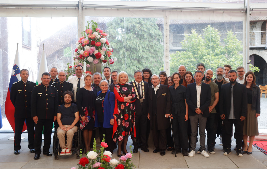 skupinska fotografija nagrajencev