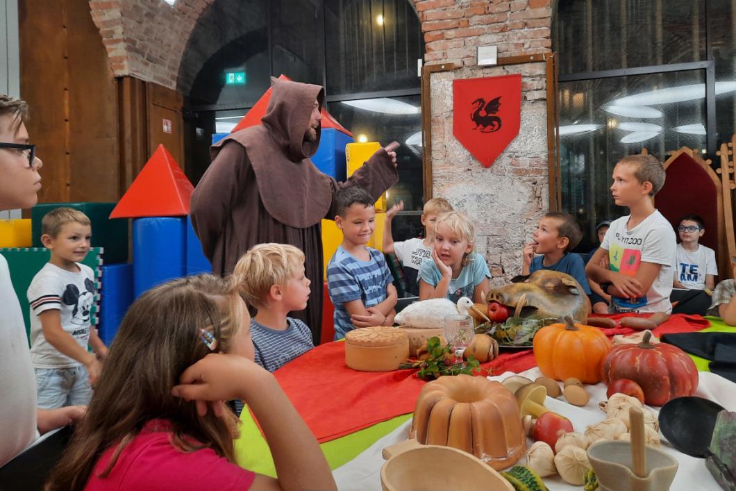 srednjeveski menih LG
