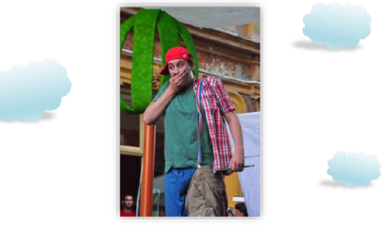 Tinko Polovinko drži roko čez usta