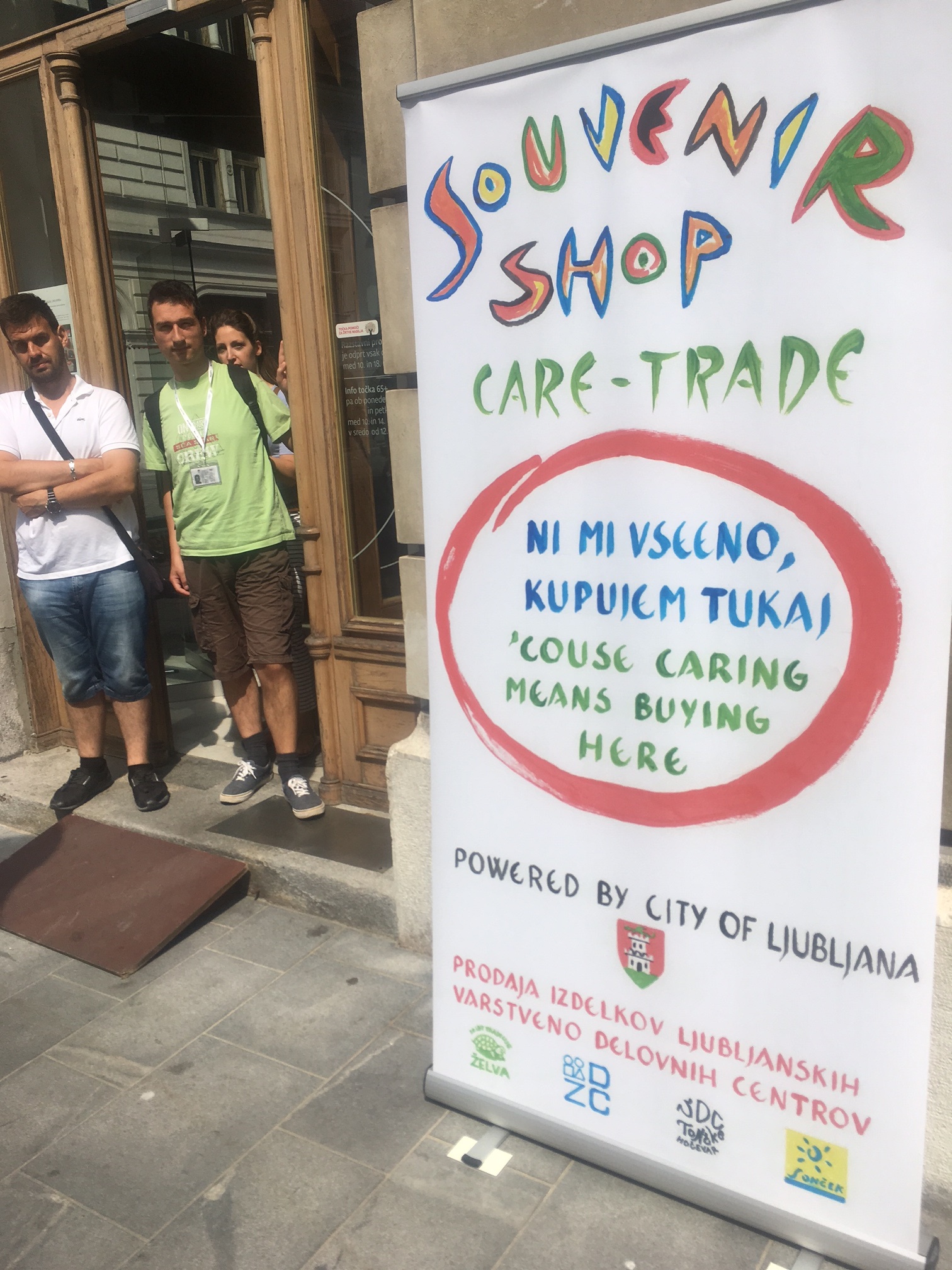 Prodajna razstava v Točki 65+