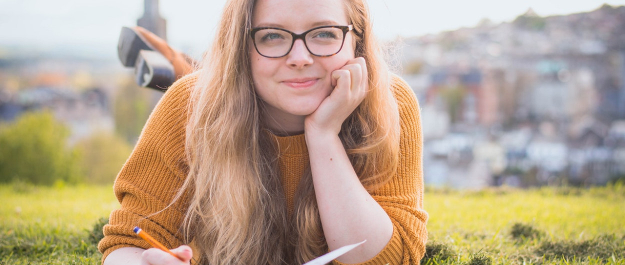 vesela zenska s knjigo pexels4