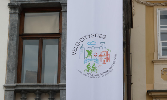 zastava na mestni hiši