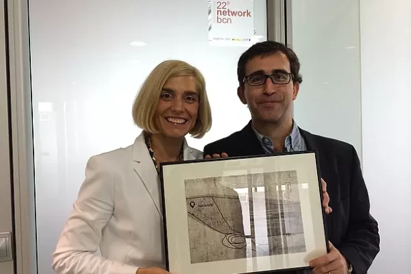Marjana Majerič, pomočnica direktorja TPL, je priznanje prevzela iz rok Antonia Oliva Quesada, generalnega sekretarja organizacije 22@ Innovation District Barcelona.
