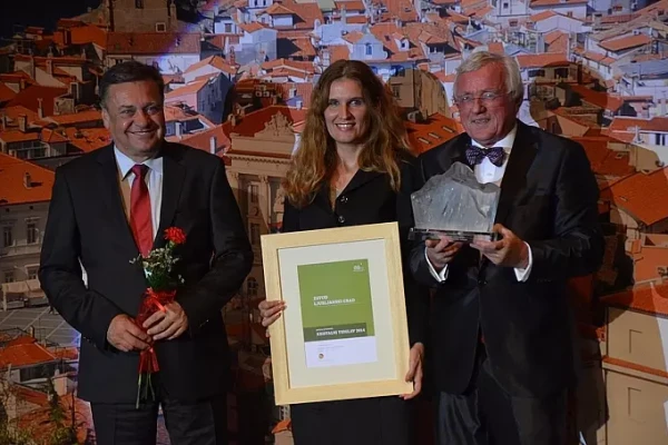 Župan Zoran Janković, direktorica javnega zavoda Ljubljanski grad Mateja Valentan Avbelj in predsednik Društva Drago Bulc.