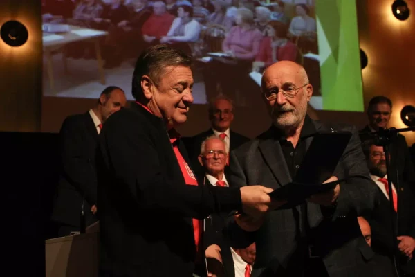 Priznanje je županu podelil predsednik MZU Ljubljana Marjan Sedmak_