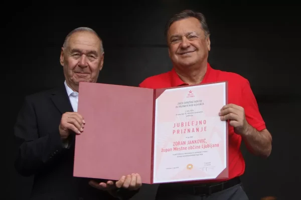 Županu je priznanje izročil predsednik ZZB NOB Slovenije Tit Turnšek.