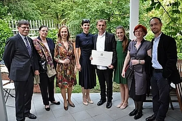 Častni naziv in znake je Blažu Peršinu na veleposlaništvu v Ljubljani izročila italijanska veleposlanica Rossella Franchini Sherifls.