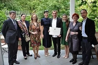 Častni naziv in znake je Blažu Peršinu na veleposlaništvu v Ljubljani izročila italijanska veleposlanica Rossella Franchini Sherifls.