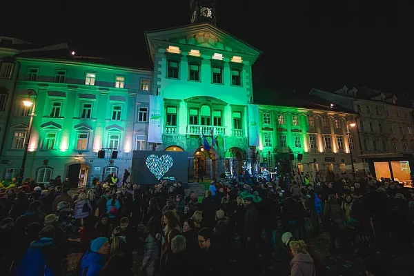 Mestna hiša odeta v zeleno barvo