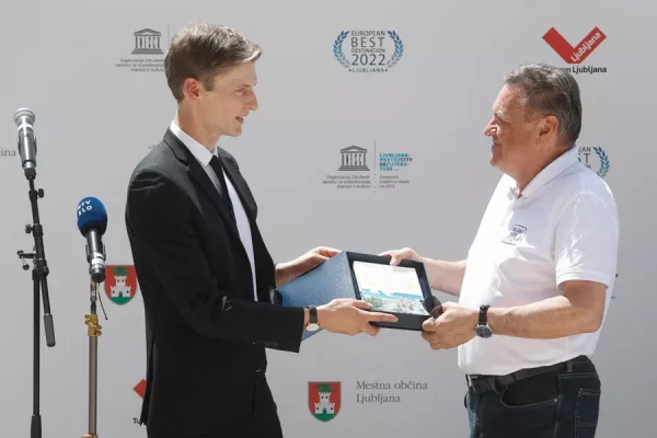 Župan Zoran Janković je v ponedeljek, 27. junija 2022, na Ljubljanskem gradu uradno prevzel priznanje Ljubljana, najboljša destinacija Evrope 2022.