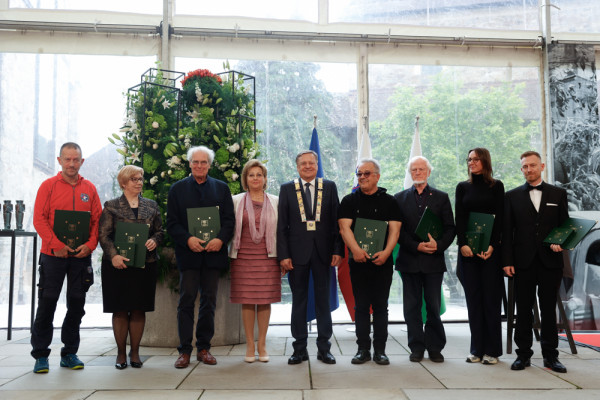 skupinska fotografija nagrajencev