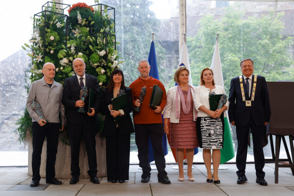 skupinska fotografija nagrajencev