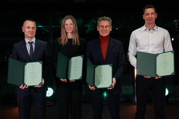 skupinska fotografija nagrajencev