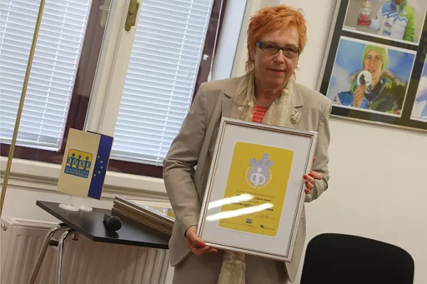 Nagrado je v imenu Mestne občine Ljubljana prevzela direktorica Mestne uprave Jožka Hegler. 
