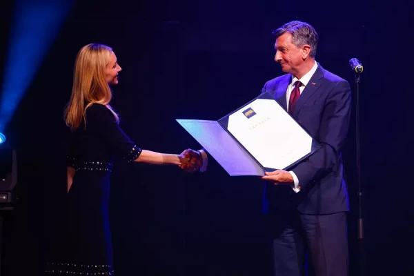 Predsednik republike Borut Pahor je izročil zahvalo direktorici Pionirskega doma Barbari Murn Vrviščar.