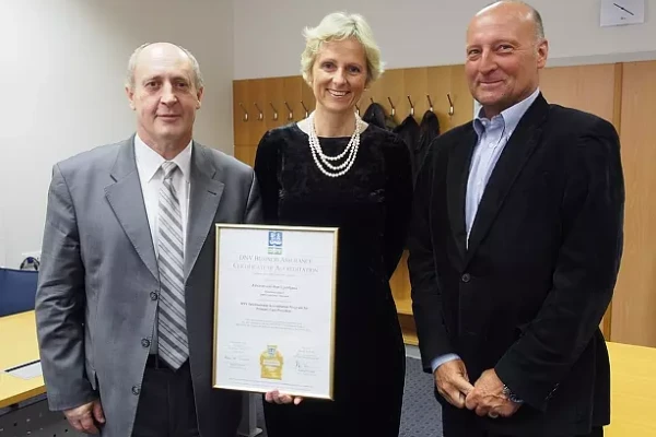 Direktor ZD Ljubljana Rudi Dolšak (levo) in strokovna vodja doc. dr. Tonka Poplas Susič z akreditacijsko listino, ki jo je podelil predstavnik DNV Janez Ovsenik. 
