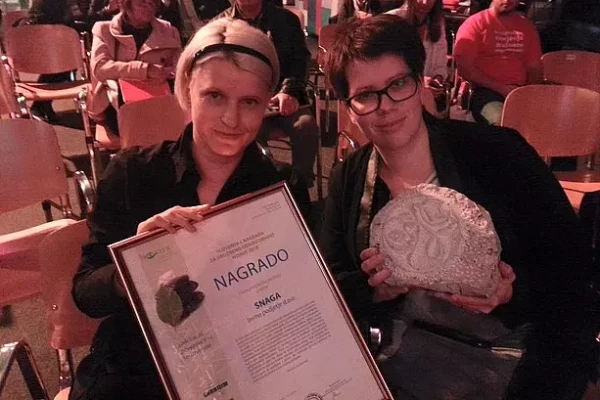 Nagrada HORUS v rokah predstavnikov Snage
