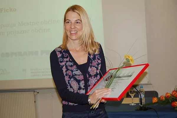 Certifikat "Mladim prijazna občina" je v imenu MOL prevzela podžupanja Tjaša Ficko