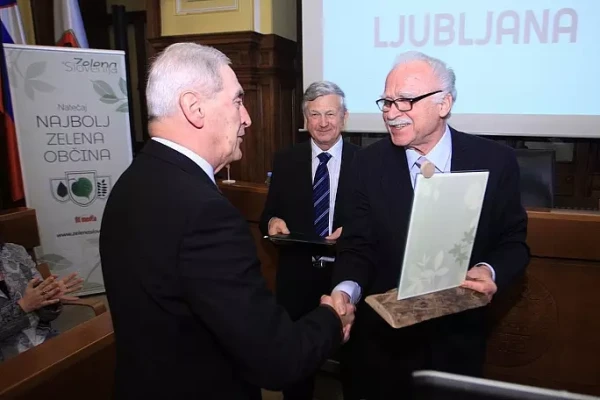 Plaketo za "Najbolj zeleno mestno občino 2011" je v imenu MOL prevzel Aleš Čerin, podžupan v začasnem opravljanju funkcije župana MOL. 