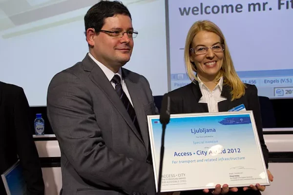 V imenu MOL je pohvalo Evropske komisije Ljubljani prevzela podžupanja MOL Tjaša Ficko. Vir foto: EC
