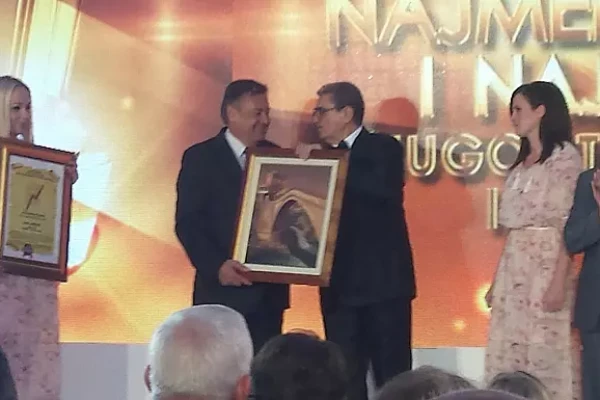 Priznanje v rokah župana.