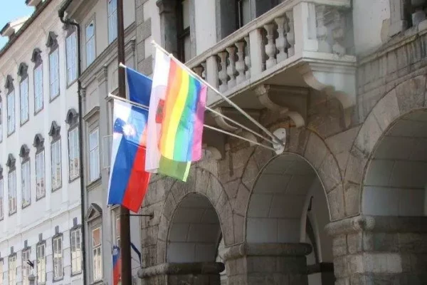 Mavrična zastava na Mestni hiši