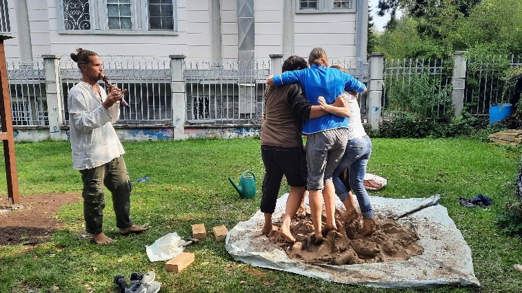poljanski vrtovi: gnetenje zemlje 