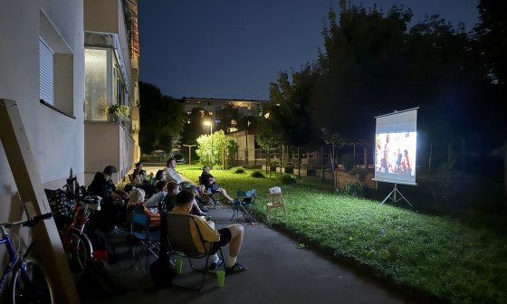 38 2025 kino in vrt pod balkonu na Ljubeljski foto Vesna Skubic