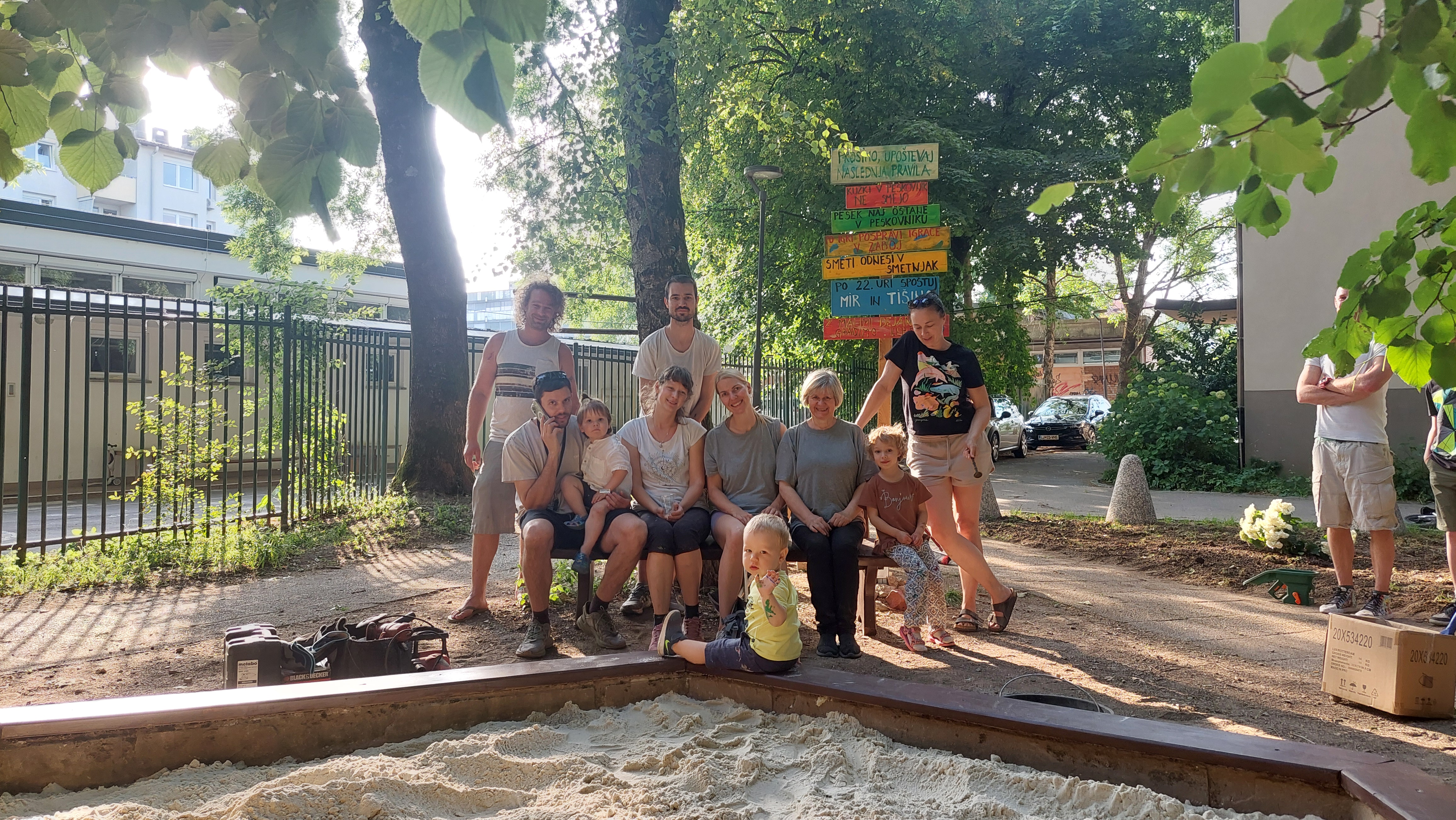 stanovalci obnavljajo obnovimo park na Vidmarjevi
